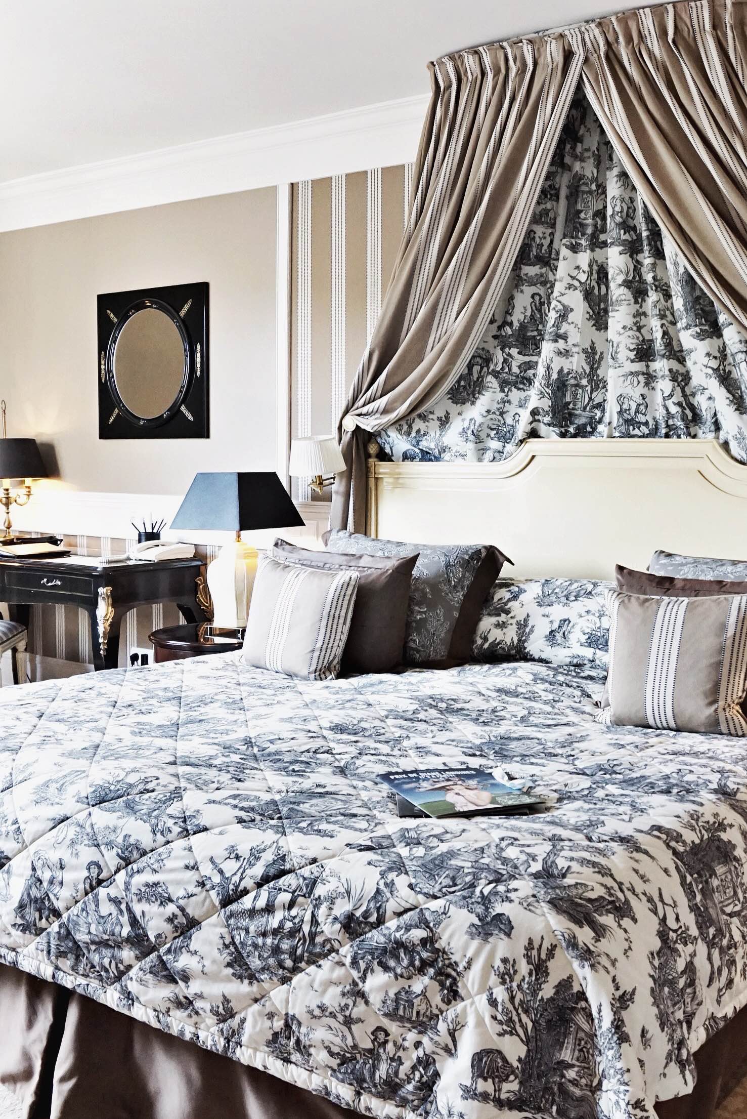 Tiara-Château-Hotel-Mont-Royal-Room-Chantilly-France-Paris-Disi-Couture-01