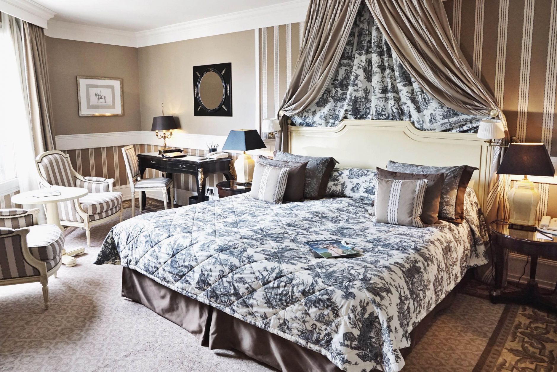 Tiara-Château-Hotel-Mont-Royal-Room-Chantilly-France-Paris-Disi-Couture-02